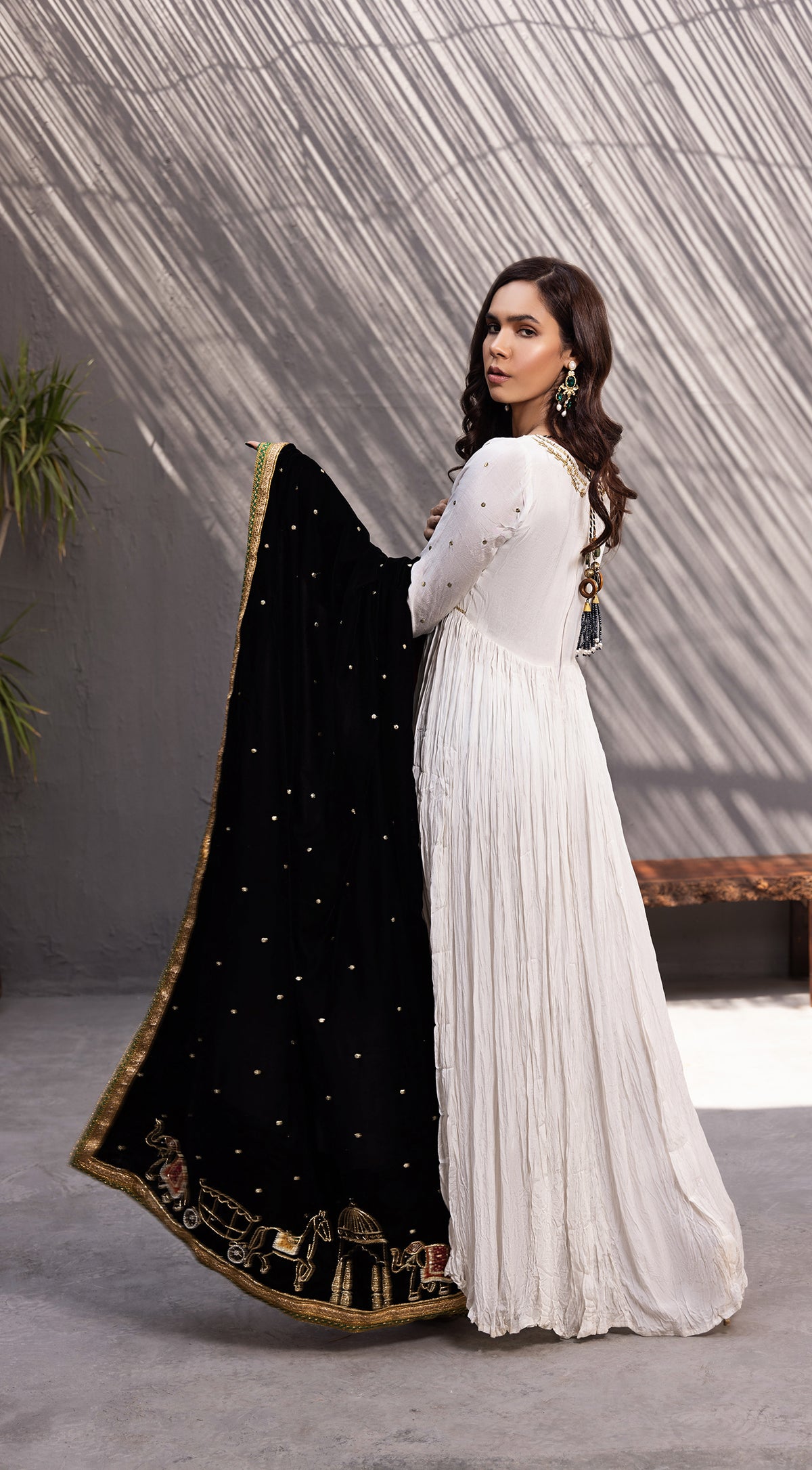 Zohreh Velvet Shawl – Sabeen Abbas